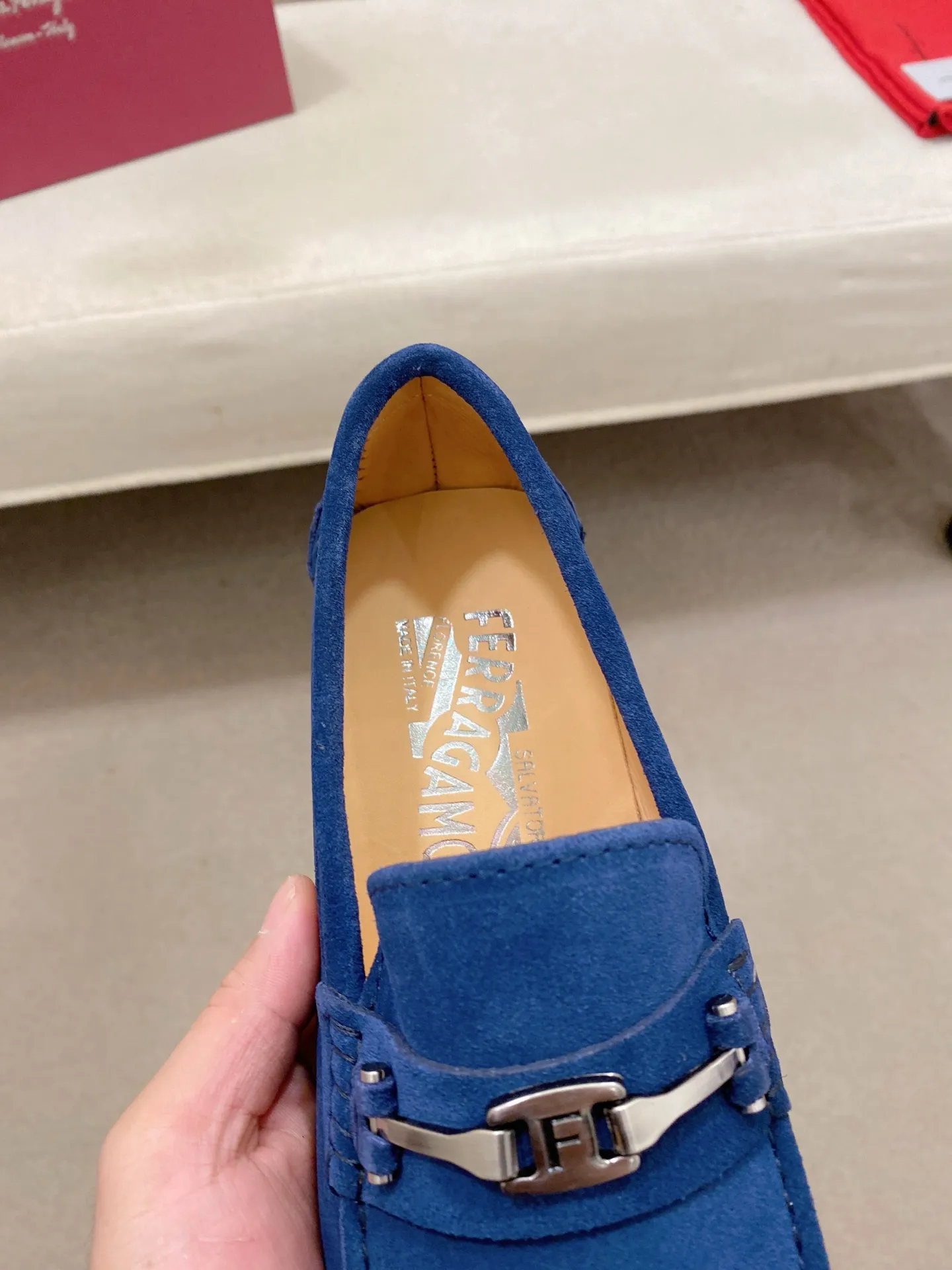 Factory price: 540💰High-end quality! Ferragamo🆕🆕Exclusive hot-selling products in stock🔥🔥New products on the shelves, high-quality Ferragamo men's pea shoes, high-end casual driving shoes, with complete packaging! 💪 💪 Material: imported suede cowhide 🐂 + imported high-quality water-dyed cowhide lining + wear-resistant outsole 👍🏻👍🏻 Features: high-end and comfortable, purely handmade 🚀 🚀 Create the perfect shoe that suits you best 🔥 🔥 Size: (38-44) 45 standard size can be customized!